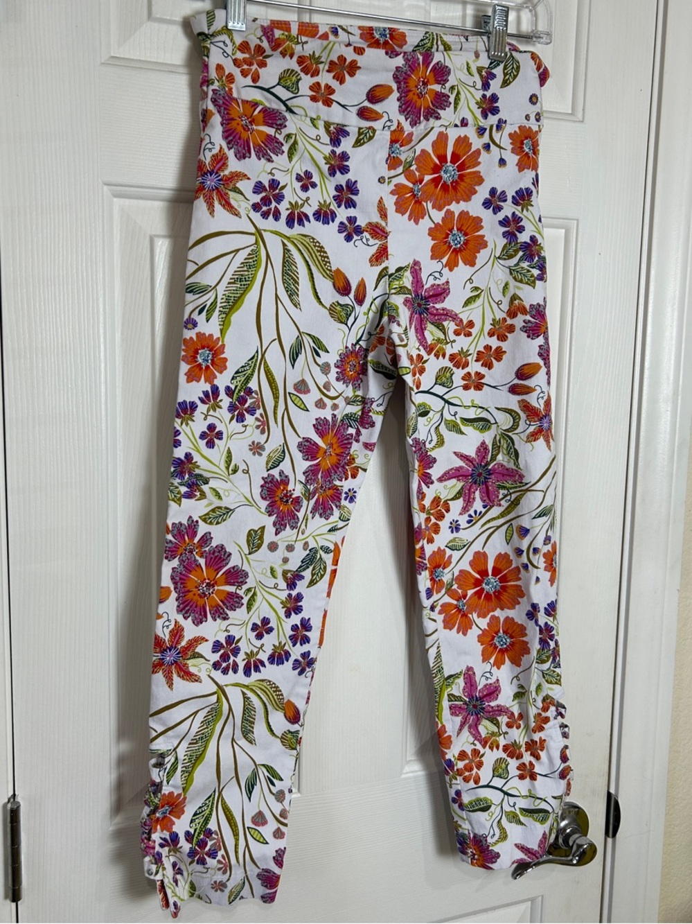 Attyre New York Floral Pull On Cropped Capri Pants Rhinestone Ladder Hem 8 - Picture 3 of 11